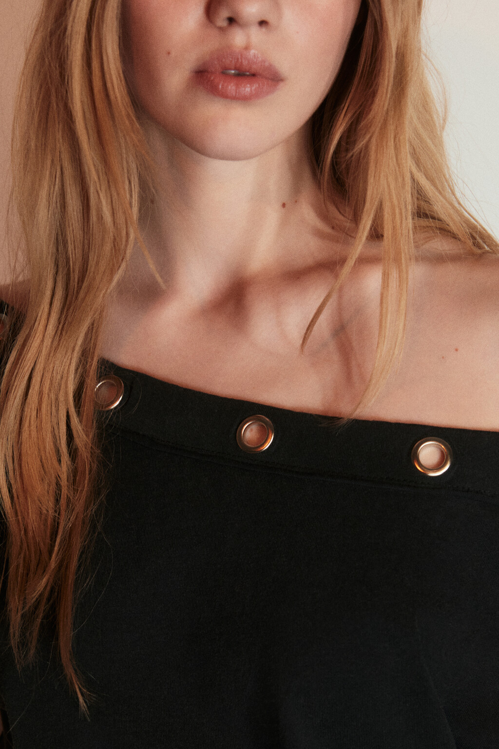 Футболка облегающая на одно плечо с люверсами - цвет черный - 5