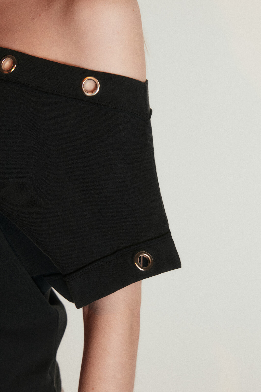 Футболка облегающая на одно плечо с люверсами - цвет черный - 6