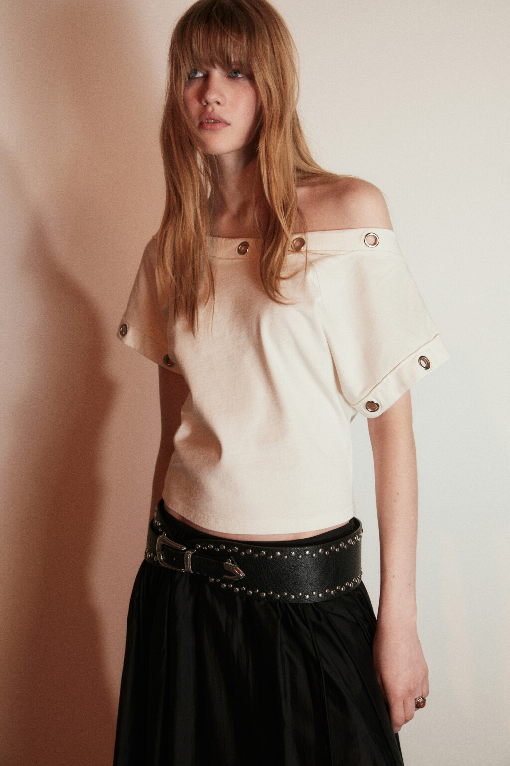 Футболка облегающая на одно плечо с люверсами - цвет молочный - 1