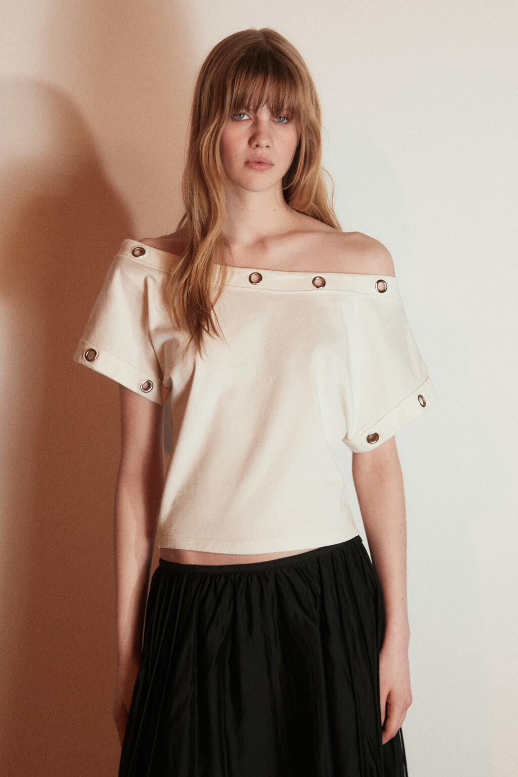 Футболка облегающая на одно плечо с люверсами - цвет молочный - 2