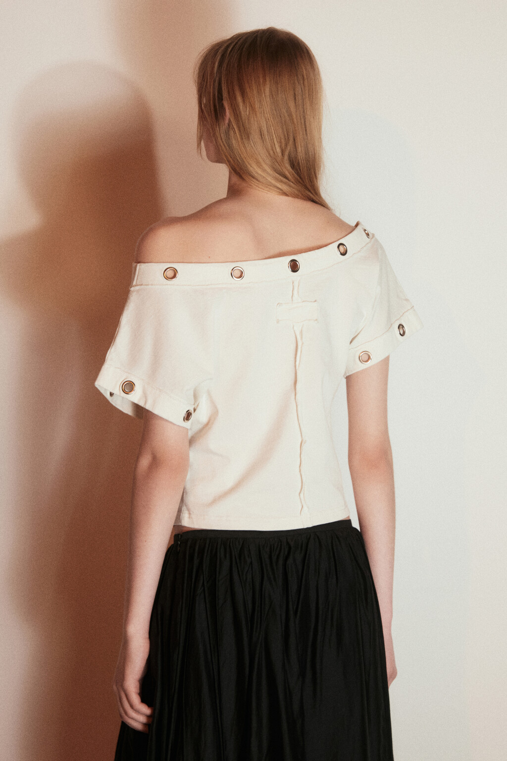 Футболка облегающая на одно плечо с люверсами - цвет молочный - 3