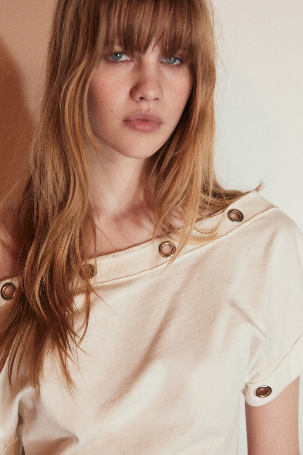 Футболка облегающая на одно плечо с люверсами - цвет молочный - 5