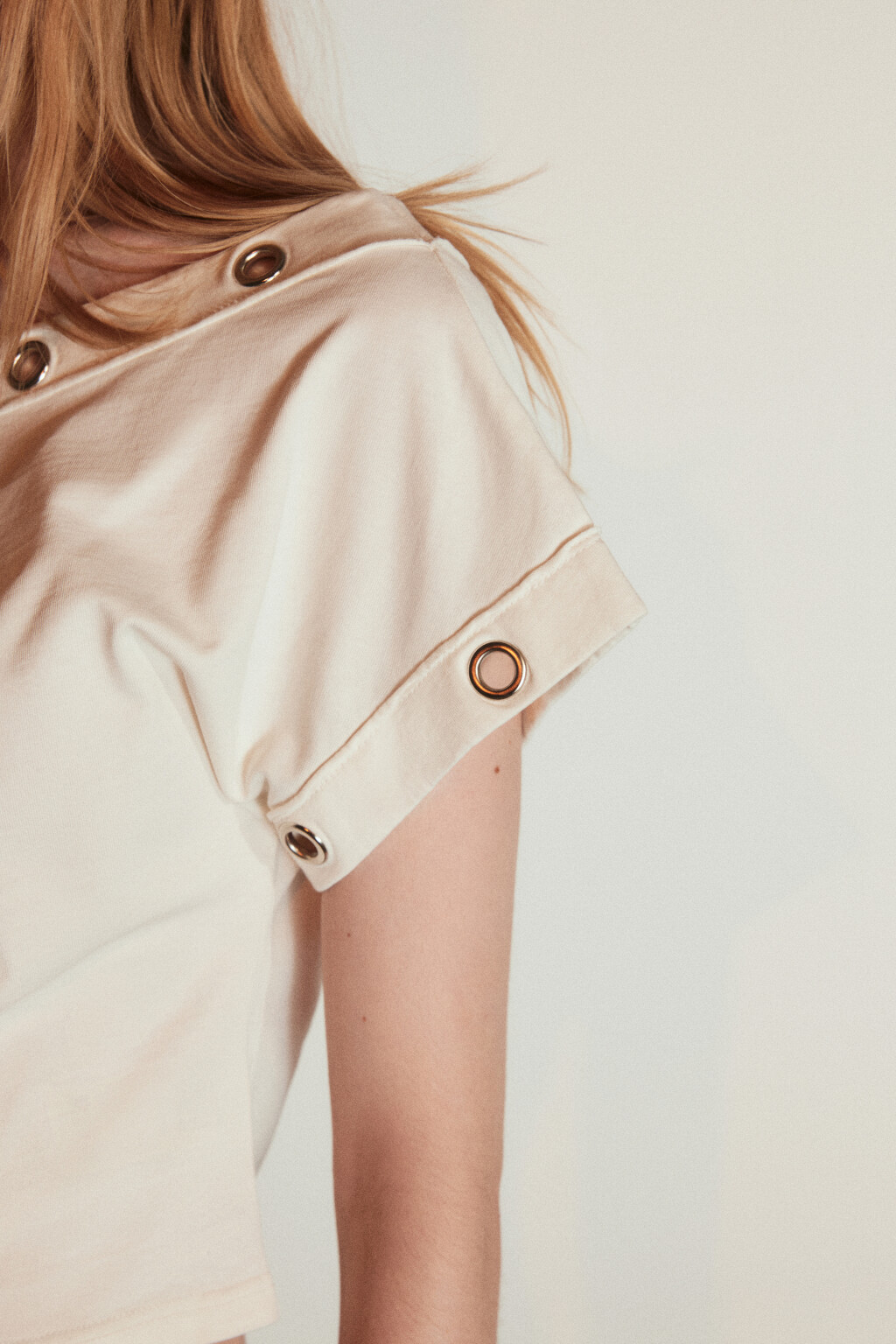 Футболка облегающая на одно плечо с люверсами - цвет молочный - 6