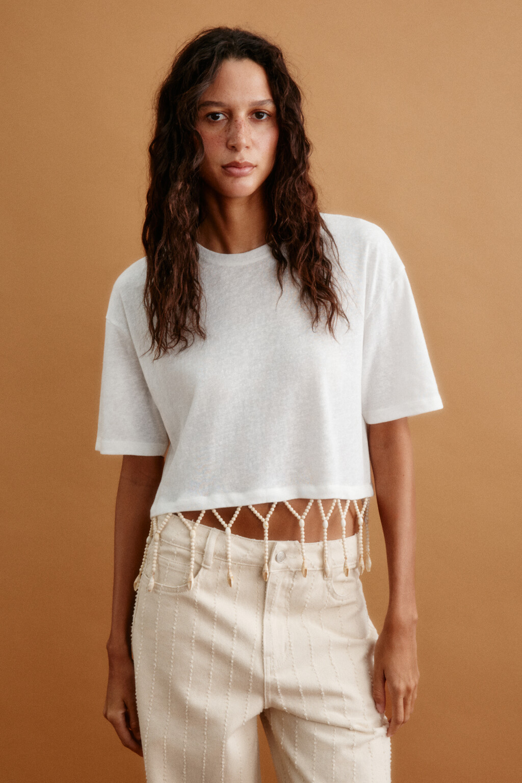 Футболка укороченная хлопковая с бусинами по низу - цвет белый - 3