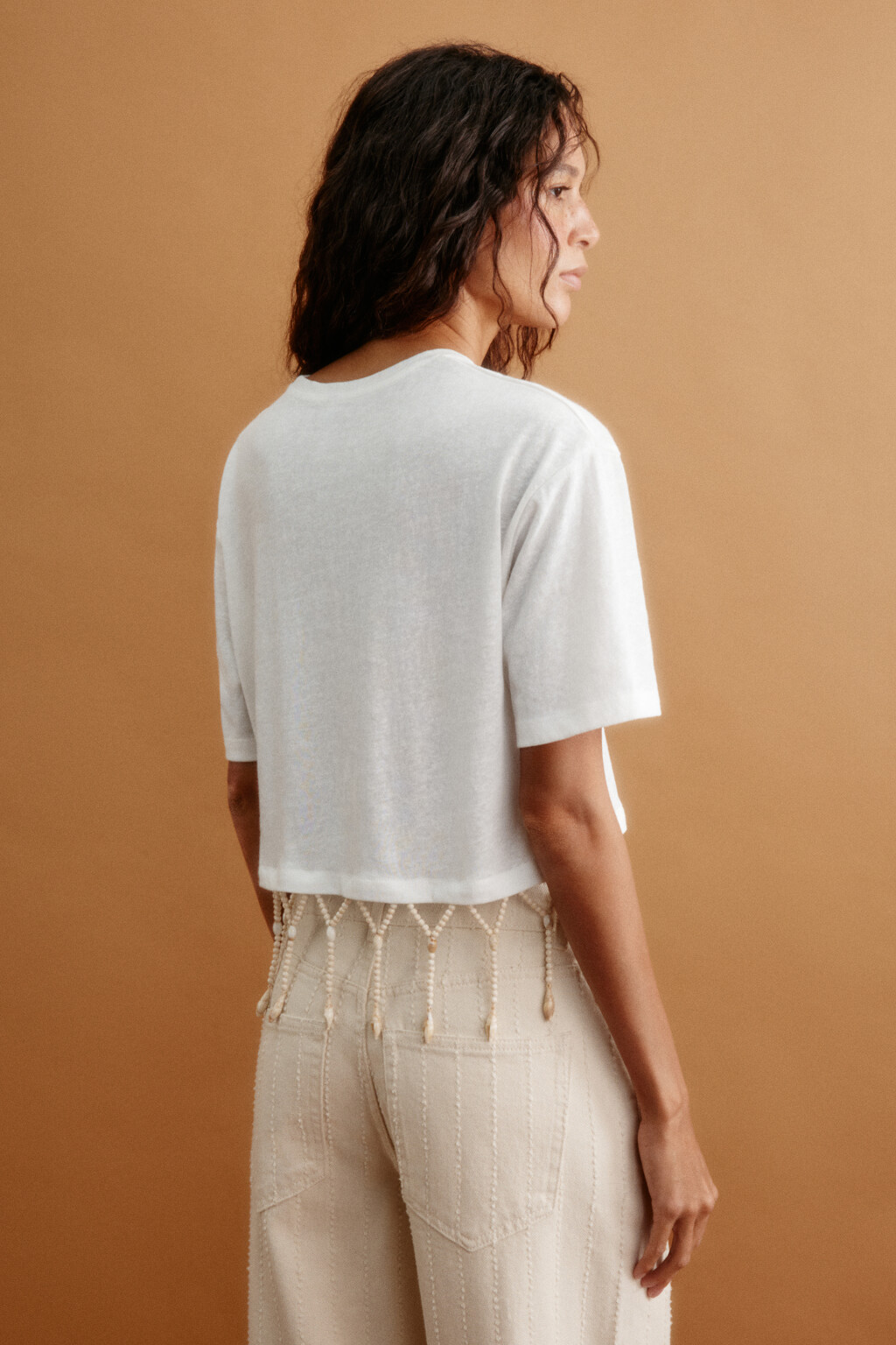 Футболка укороченная хлопковая с бусинами по низу - цвет белый - 4