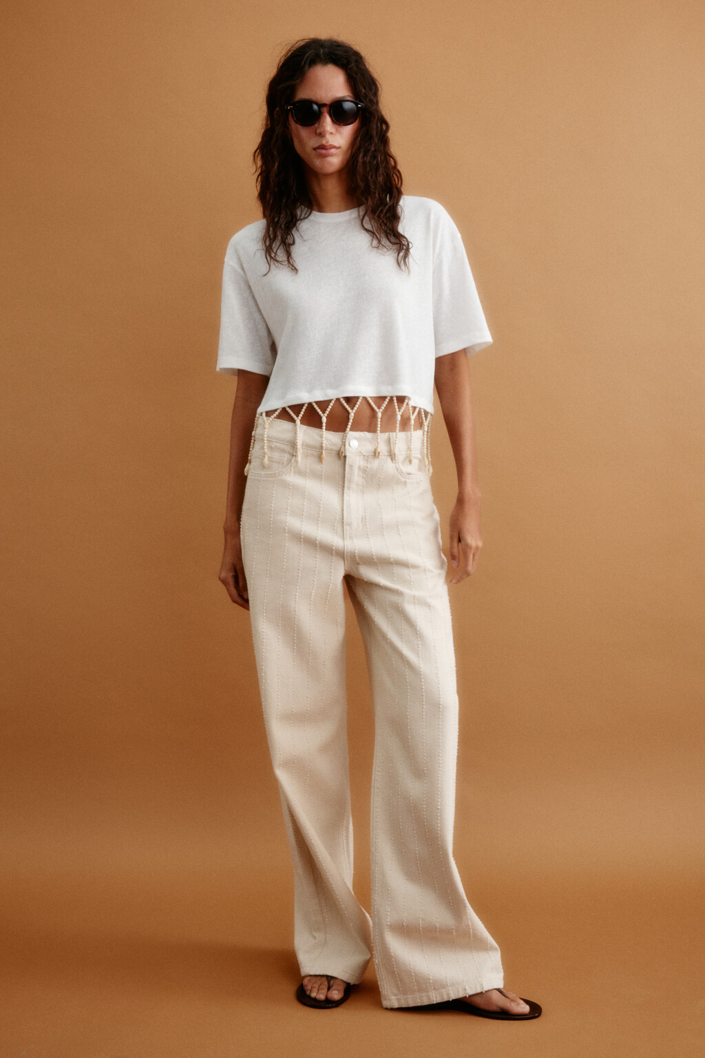 Футболка укороченная хлопковая с бусинами по низу - цвет белый - 5