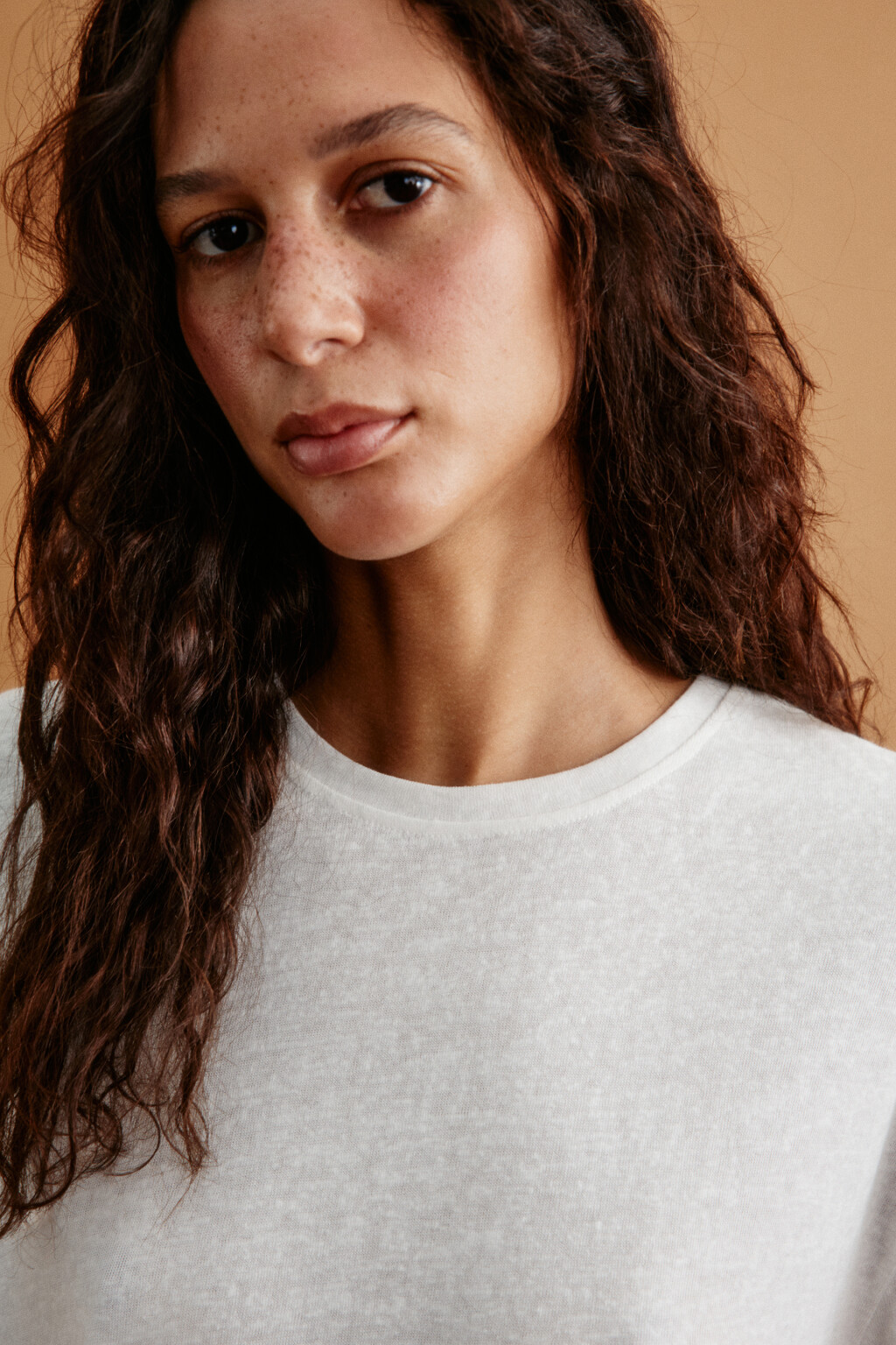 Футболка укороченная хлопковая с бусинами по низу - цвет белый - 6