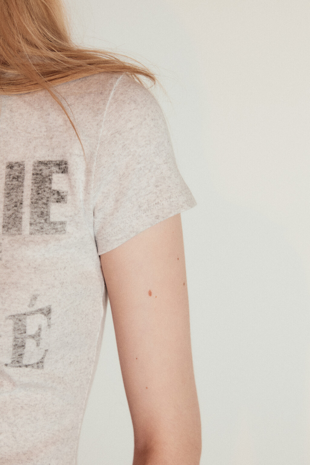 Футболка хлопковая облегающая с принтом - цвет серый - 7