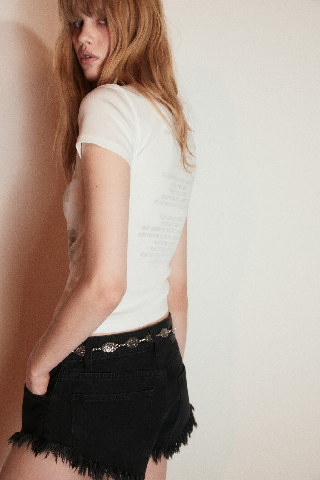 Футболка хлопковая облегающая с принтом - цвет белый - 2