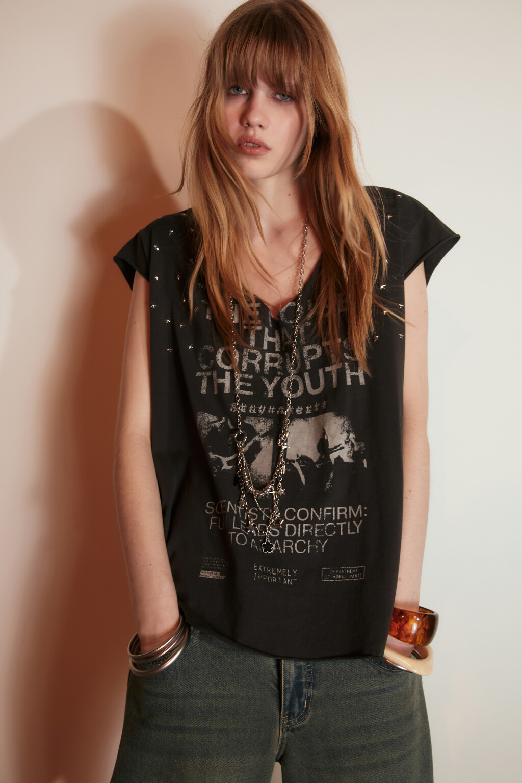 Футболка-топ хлопковая с заклепками и принтом - цвет серый - 1