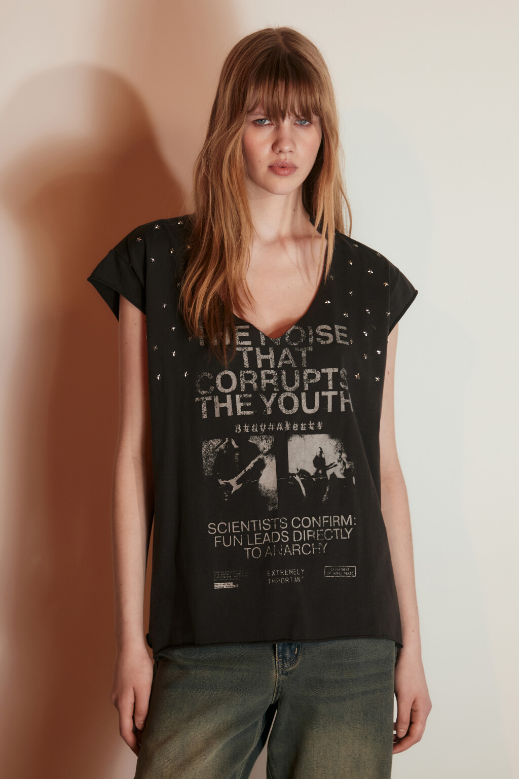 Футболка-топ хлопковая с заклепками и принтом - цвет серый - 2