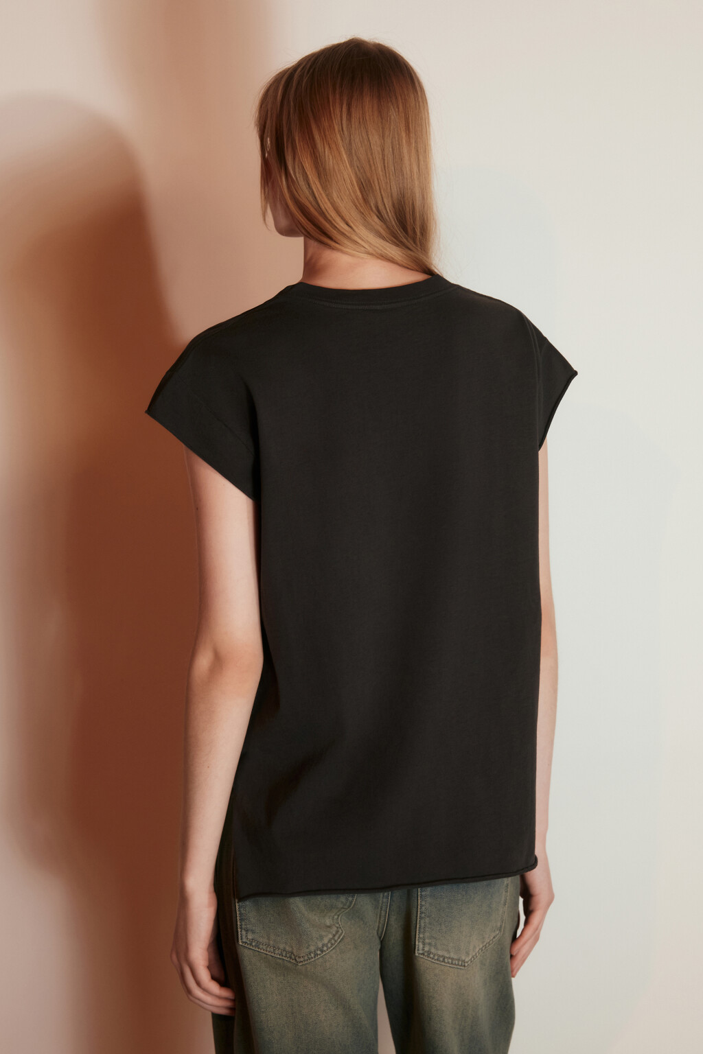 Футболка-топ хлопковая с заклепками и принтом - цвет серый - 3