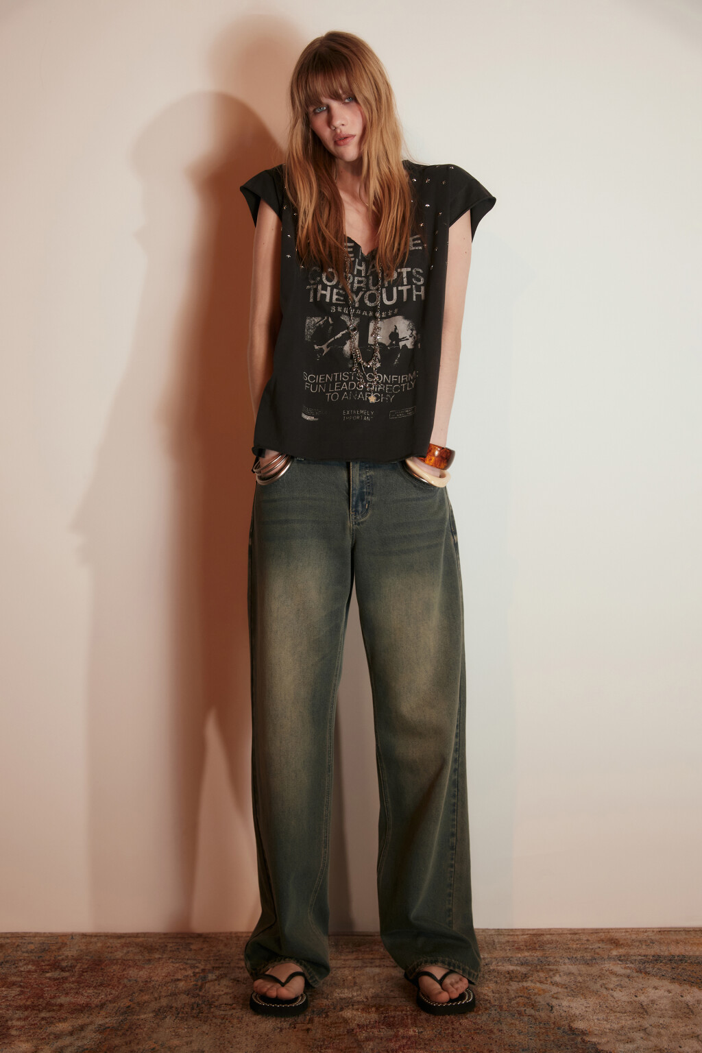 Футболка-топ хлопковая с заклепками и принтом - цвет серый - 4