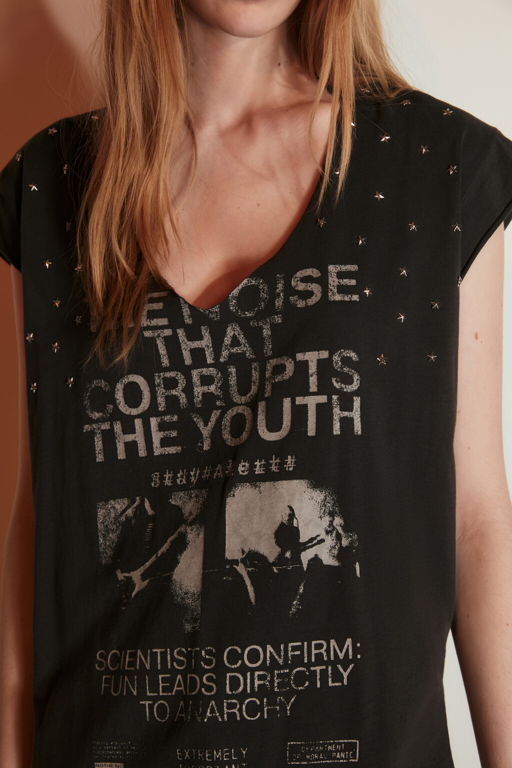 Футболка-топ хлопковая с заклепками и принтом - цвет серый - 5