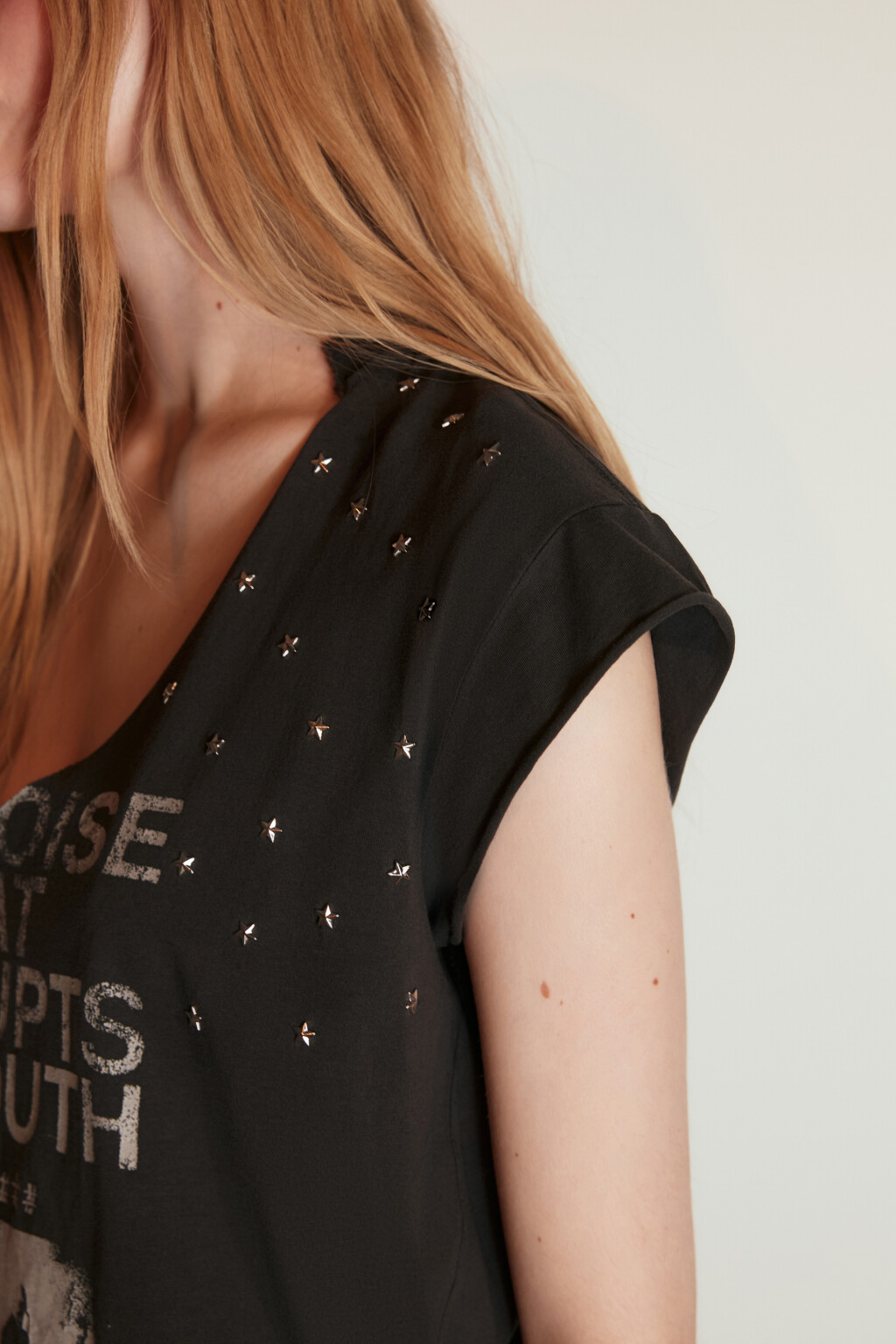 Футболка-топ хлопковая с заклепками и принтом - цвет серый - 6