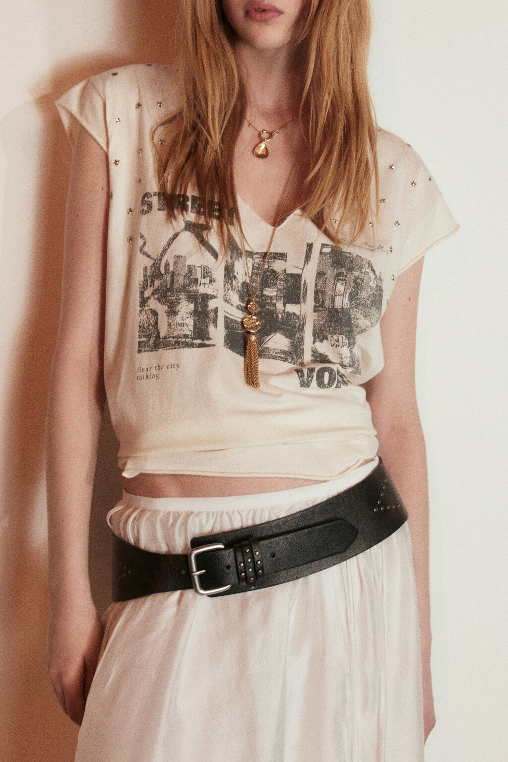 Футболка-топ хлопковая с заклепками и принтом - цвет бежевый - 2