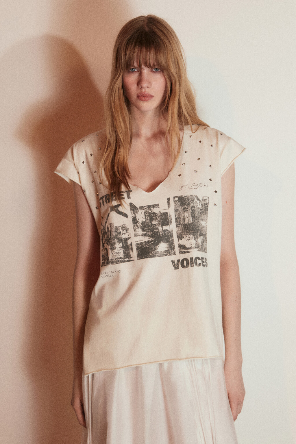 Футболка-топ хлопковая с заклепками и принтом - цвет бежевый - 3