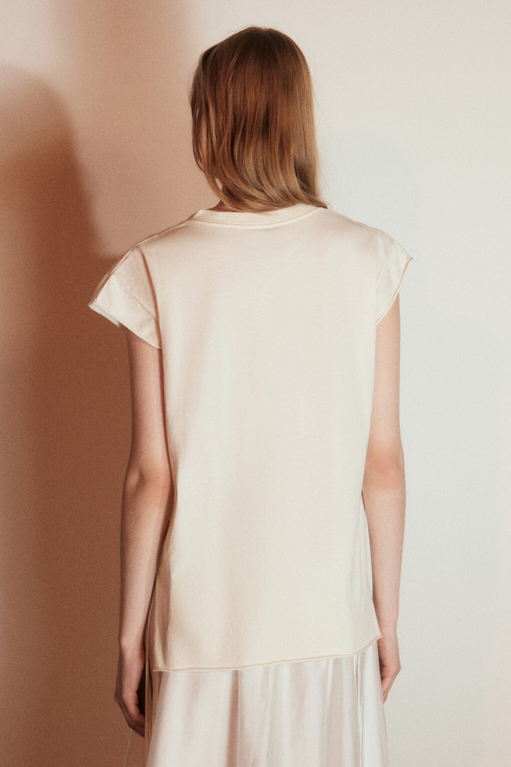 Футболка-топ хлопковая с заклепками и принтом - цвет бежевый - 4