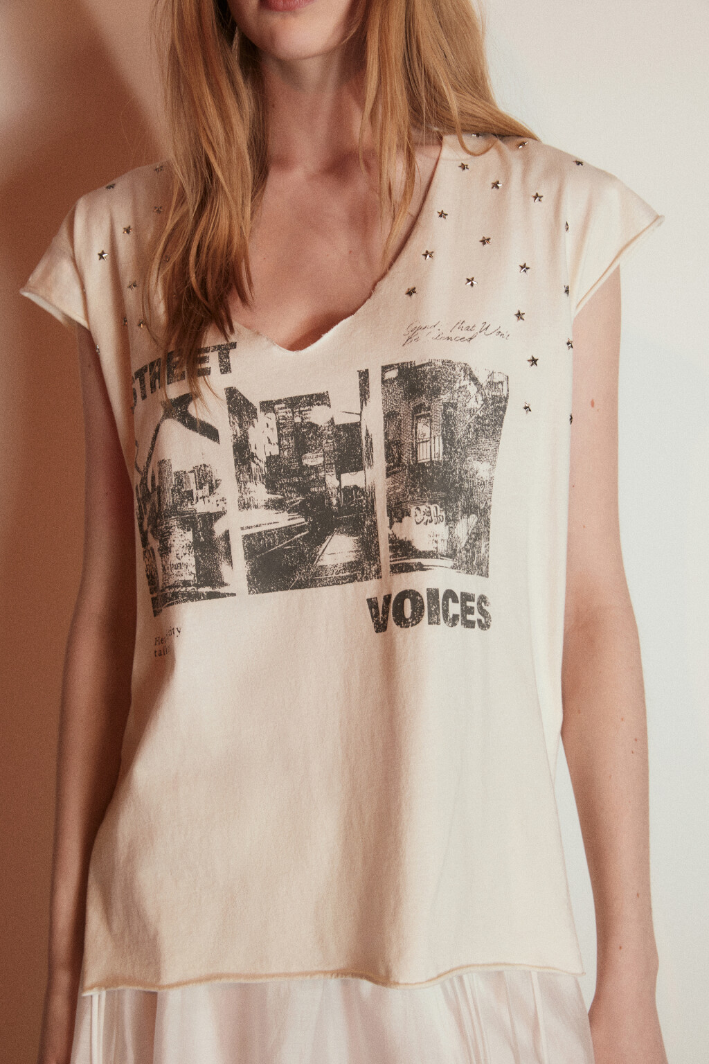 Футболка-топ хлопковая с заклепками и принтом - цвет бежевый - 6