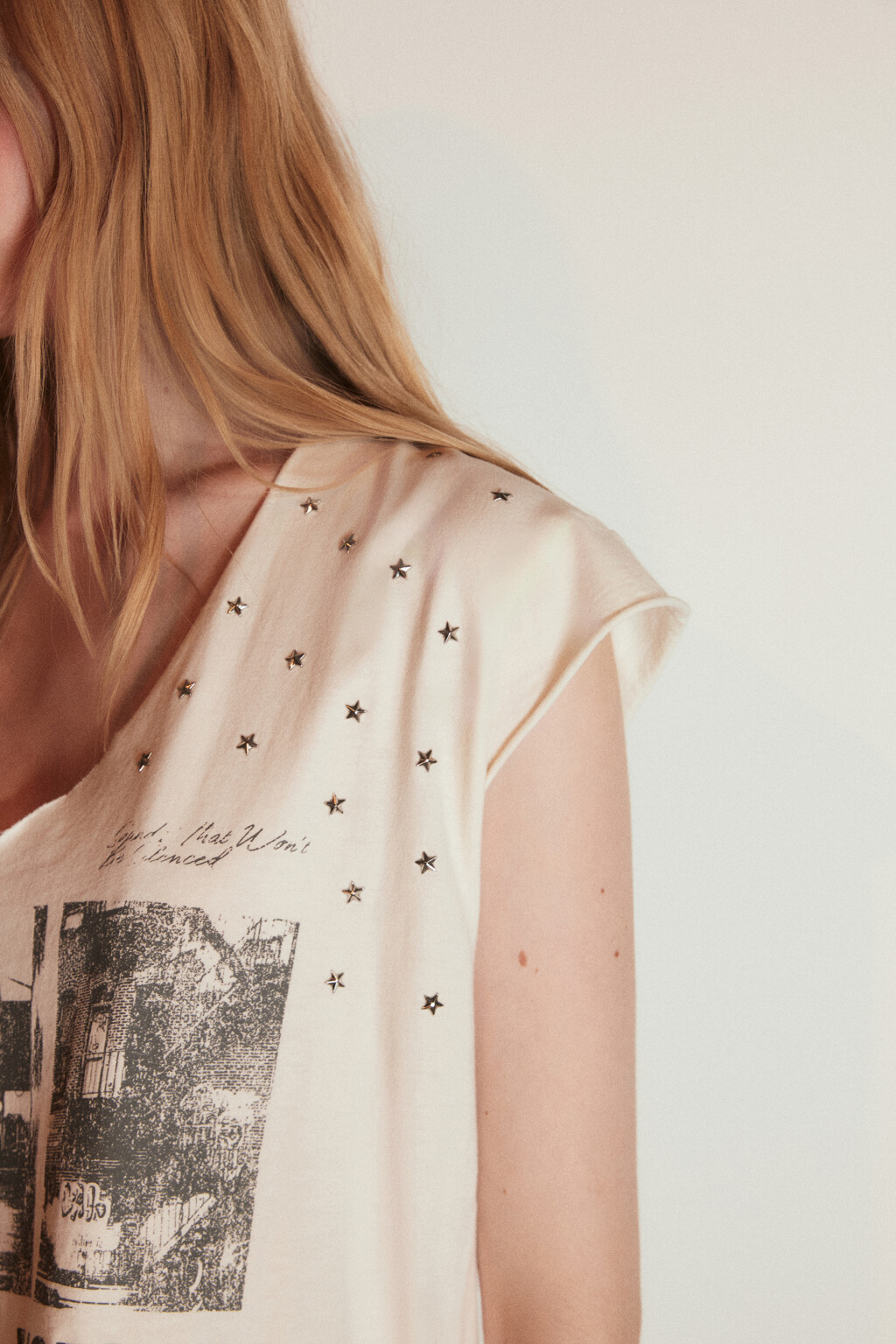 Футболка-топ хлопковая с заклепками и принтом - цвет бежевый - 7