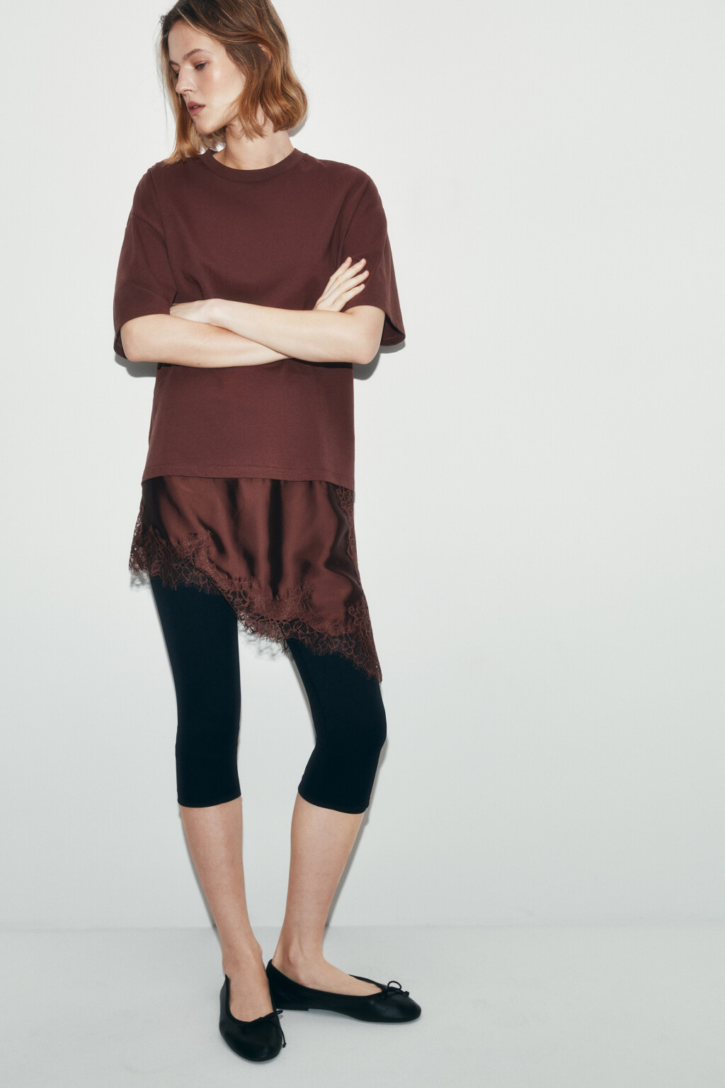 Футболка с кружевным асимметричным низом - цвет коричневый - 1