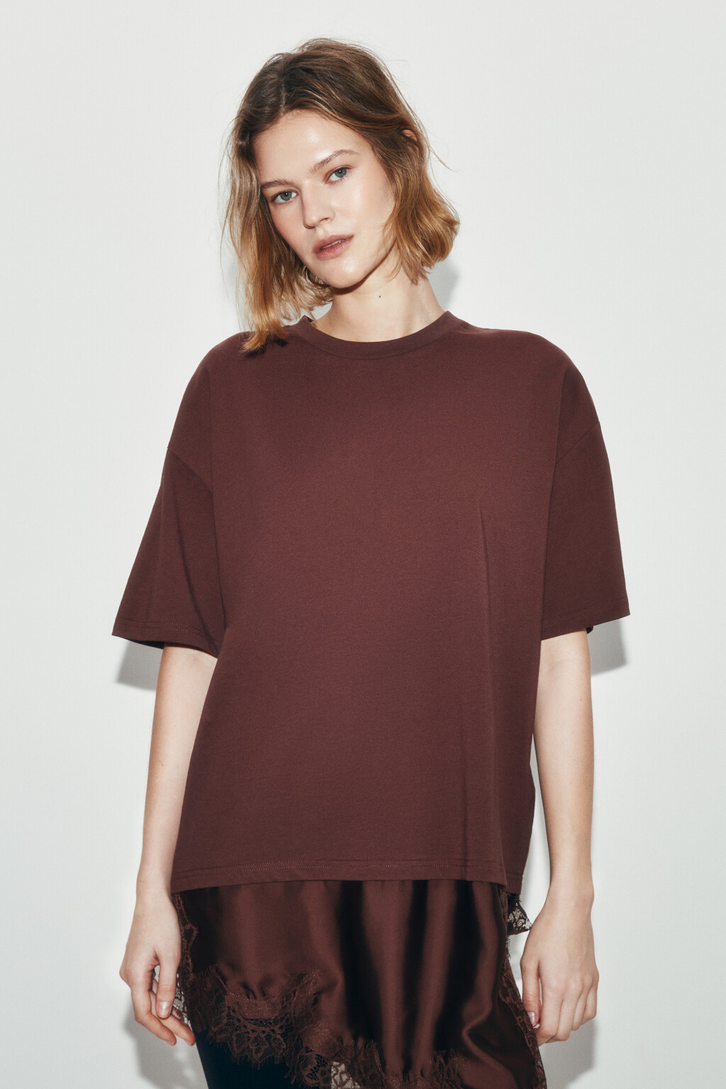 Футболка с кружевным асимметричным низом - цвет коричневый - 2