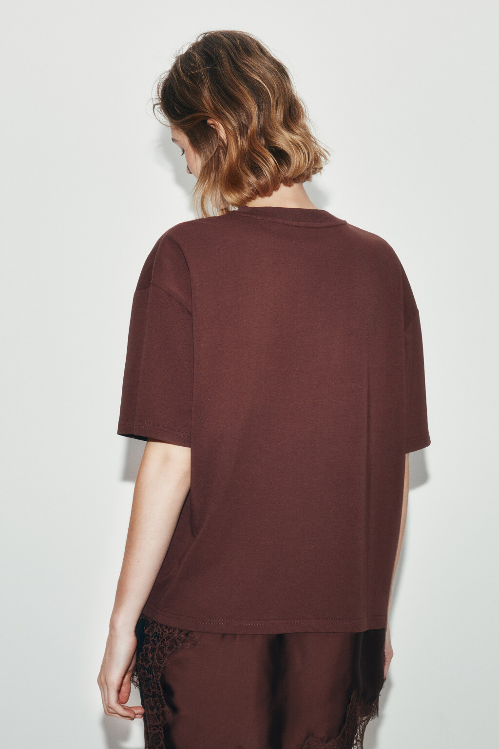 Футболка с кружевным асимметричным низом - цвет коричневый - 3