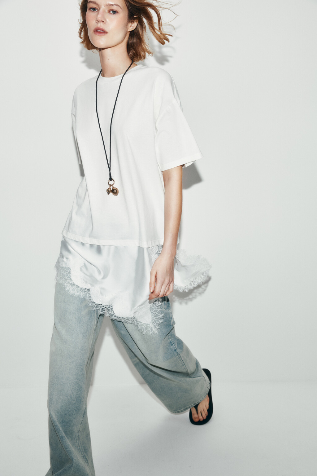 Футболка с кружевным асимметричным низом - цвет молочный - 1