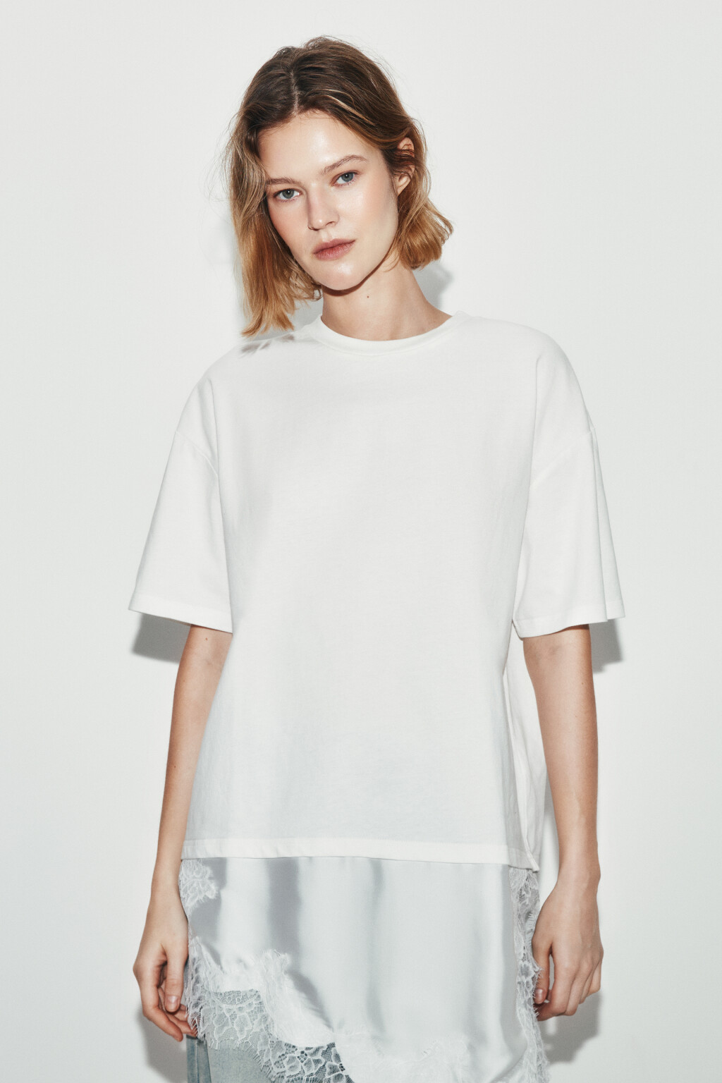 Футболка с кружевным асимметричным низом - цвет молочный - 2