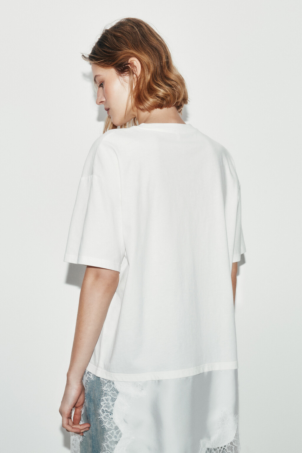 Футболка с кружевным асимметричным низом - цвет молочный - 3
