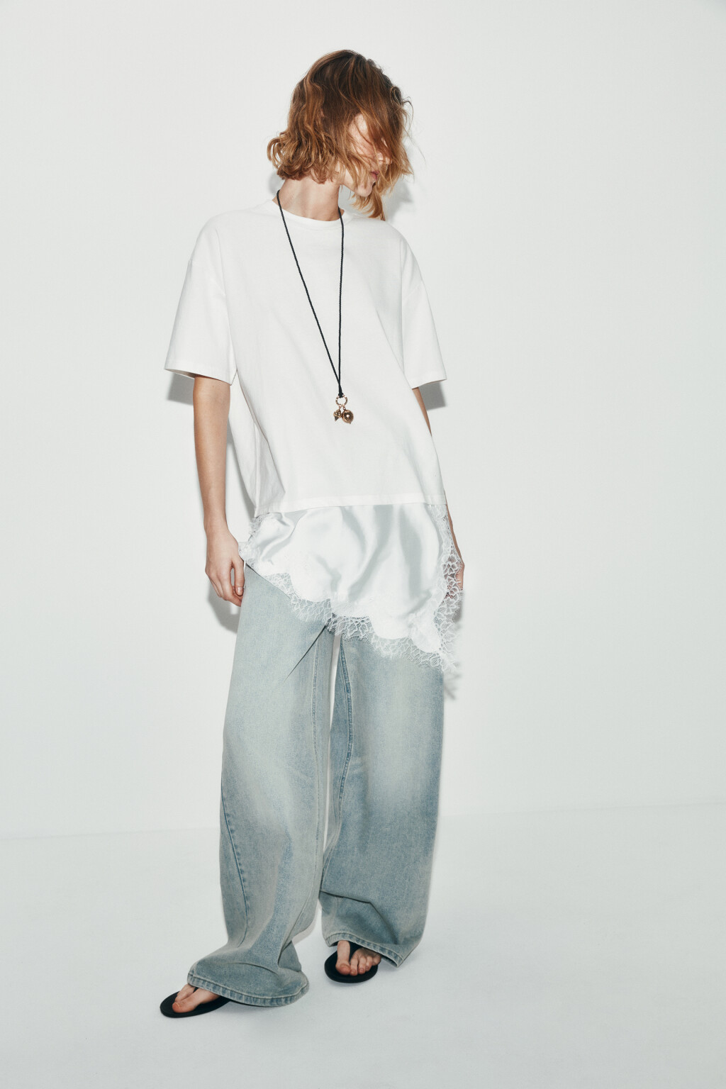 Футболка с кружевным асимметричным низом - цвет молочный - 4
