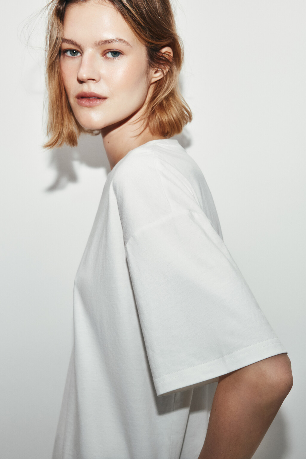 Футболка с кружевным асимметричным низом - цвет молочный - 5