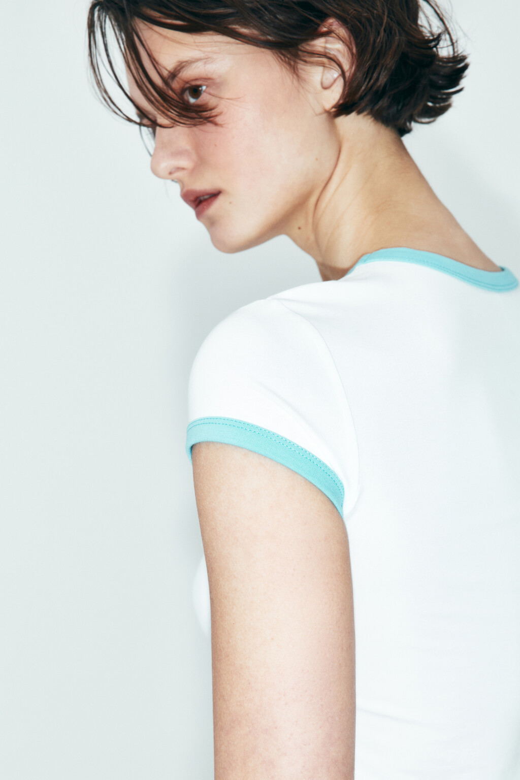 Футболка хлопковая облегающая с принтом и кантом - цвет белый - 6