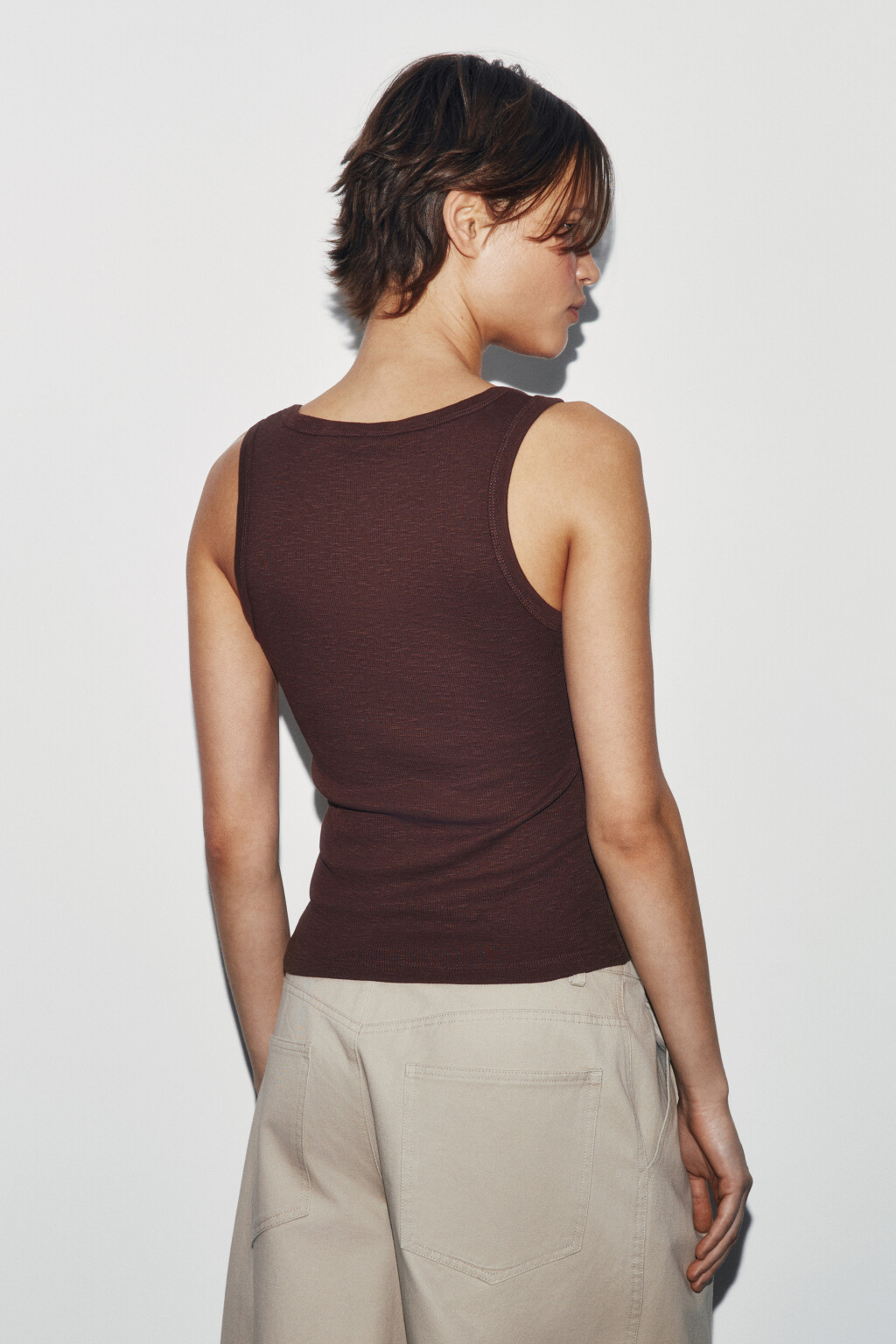Майка-топ приталенная на пуговицах - цвет коричневый - 3