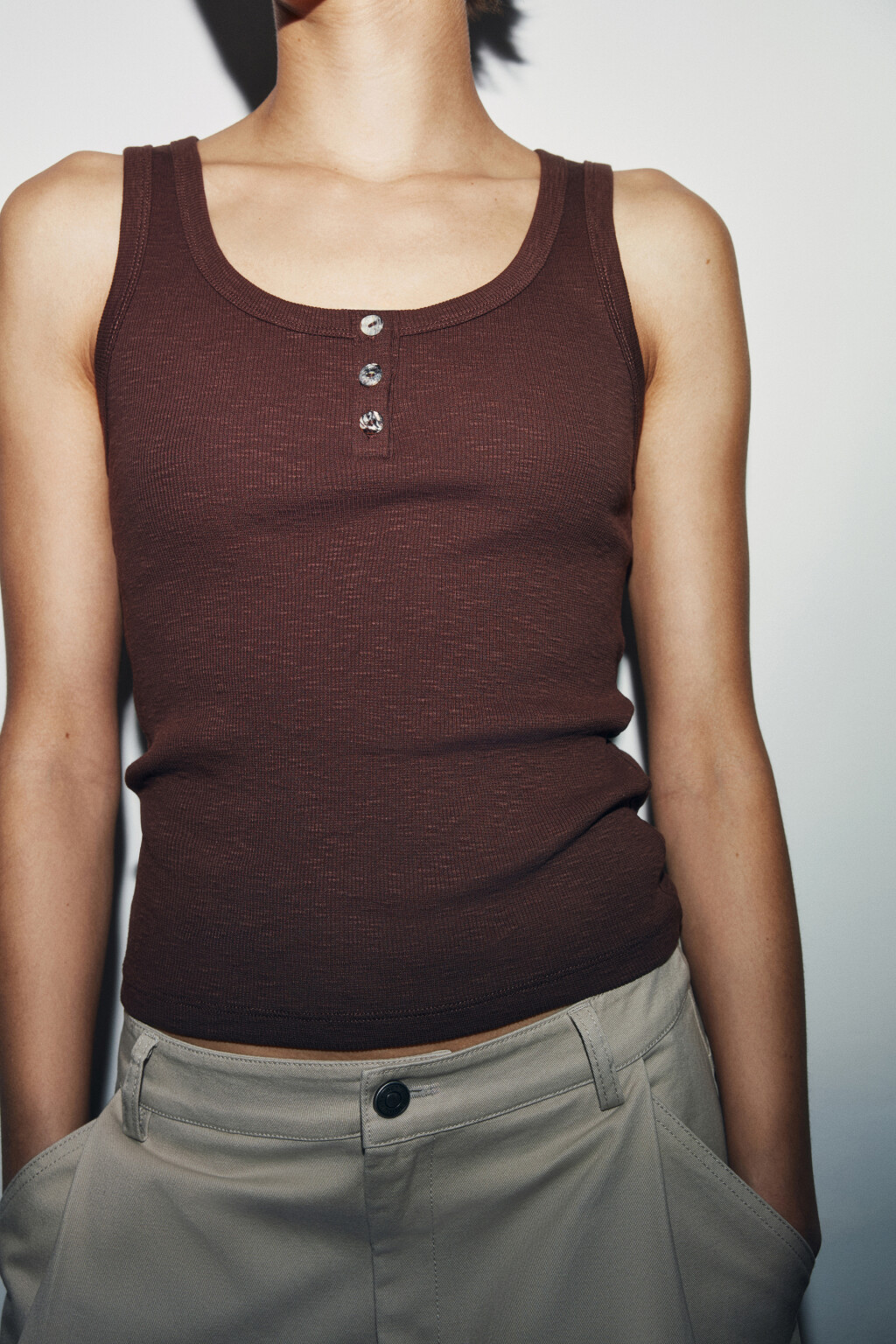 Майка-топ приталенная на пуговицах - цвет коричневый - 5