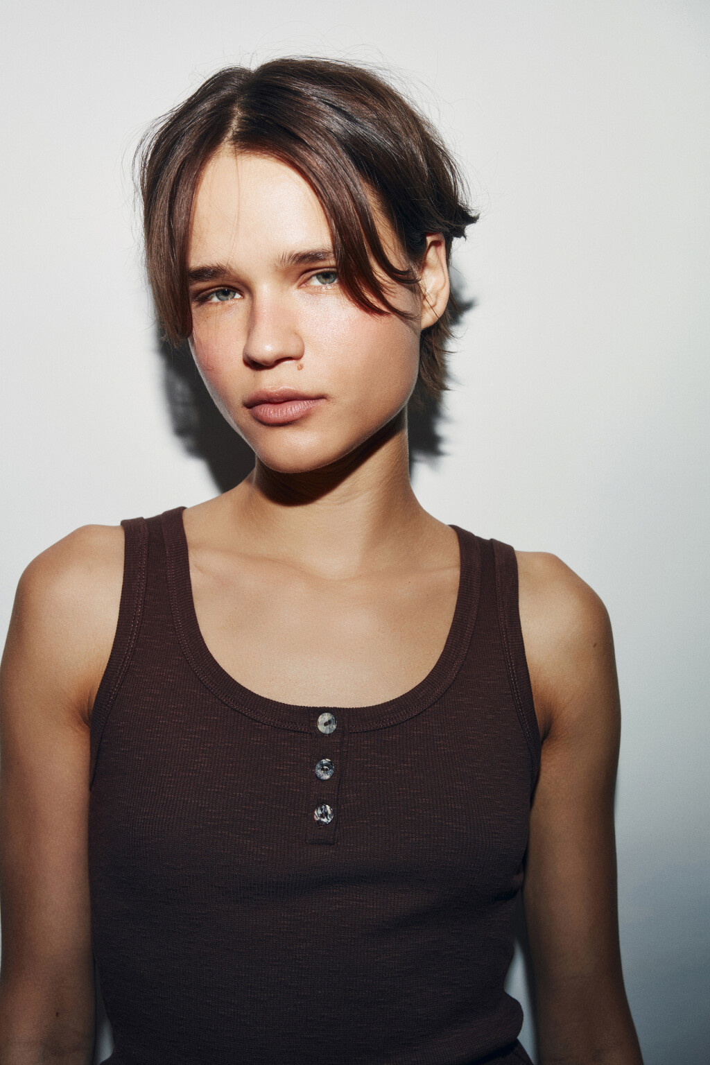 Майка-топ приталенная на пуговицах - цвет коричневый - 6