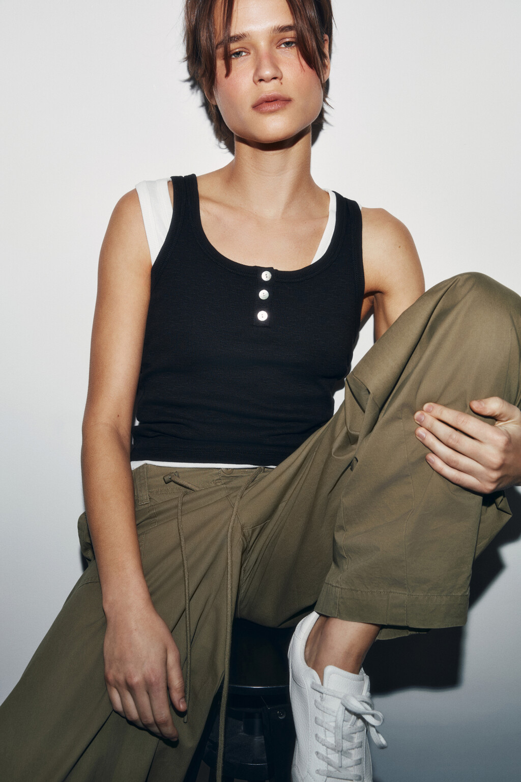 Майка-топ приталенная на пуговицах - цвет черный - 1