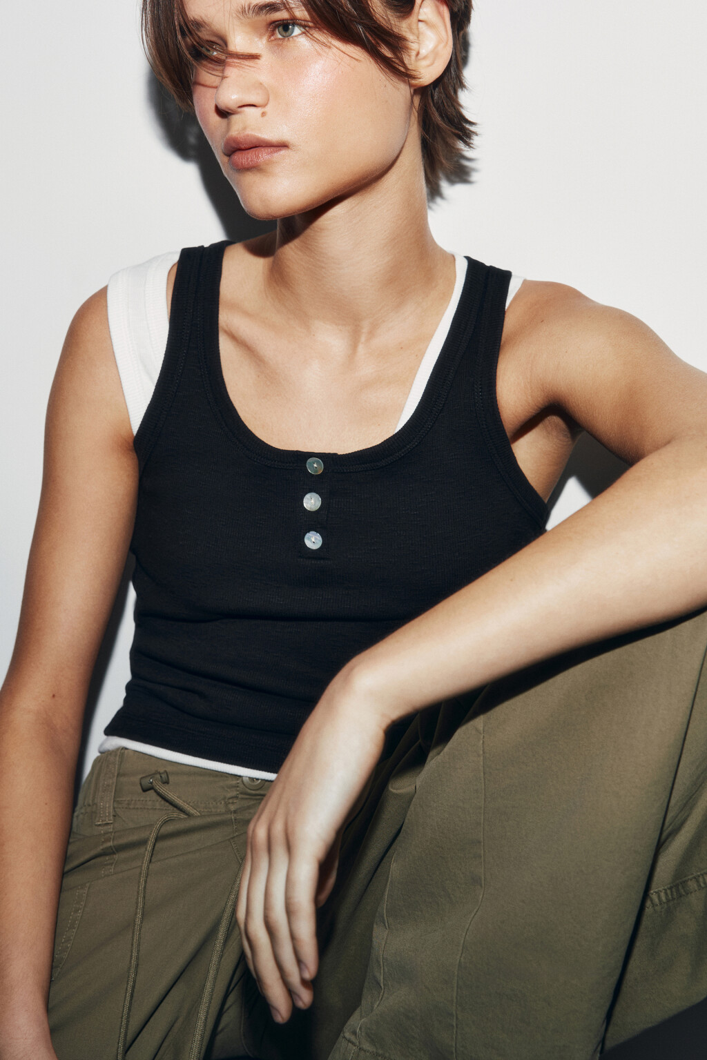 Майка-топ приталенная на пуговицах - цвет черный - 2