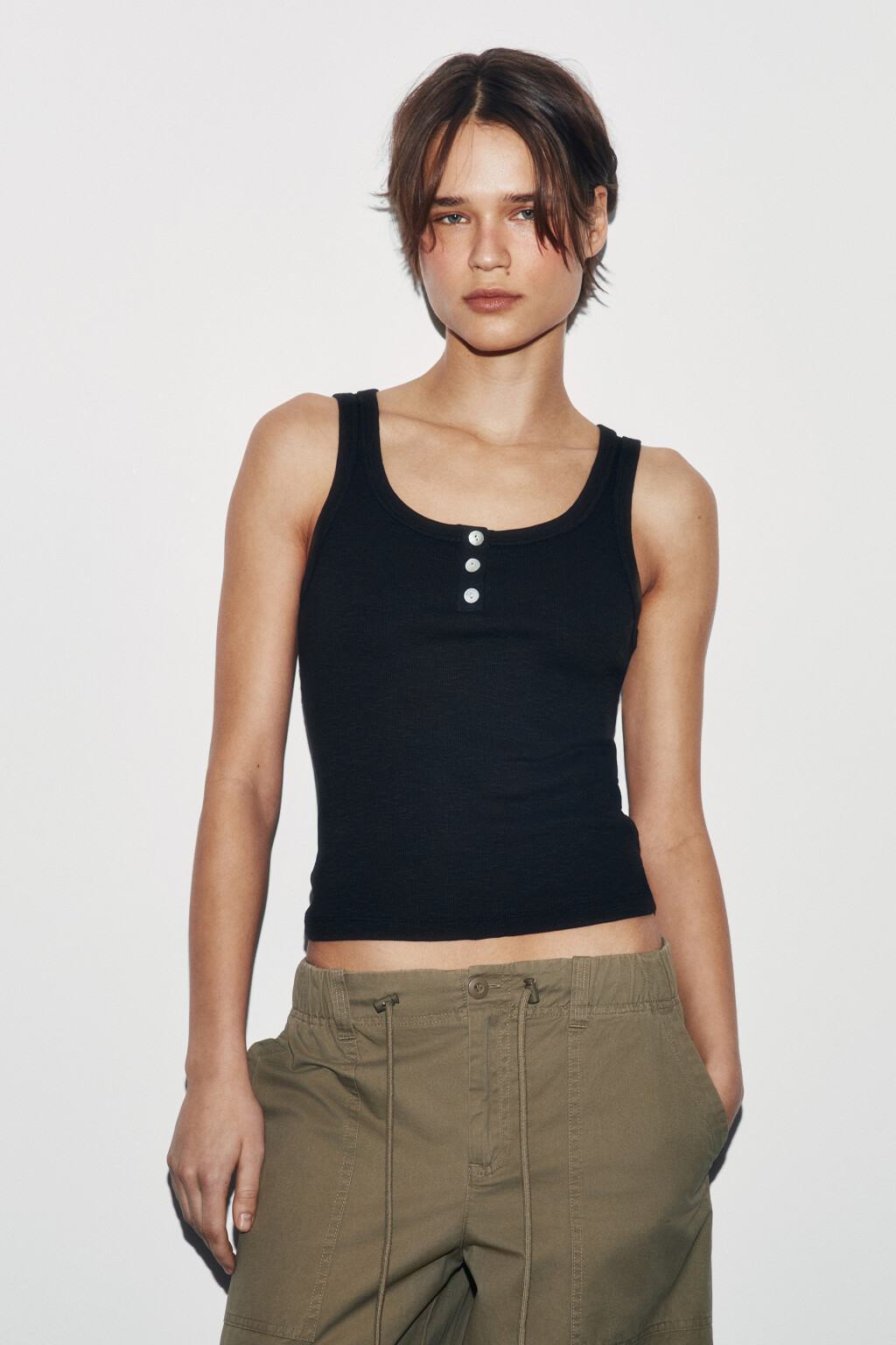 Майка-топ приталенная на пуговицах - цвет черный - 3