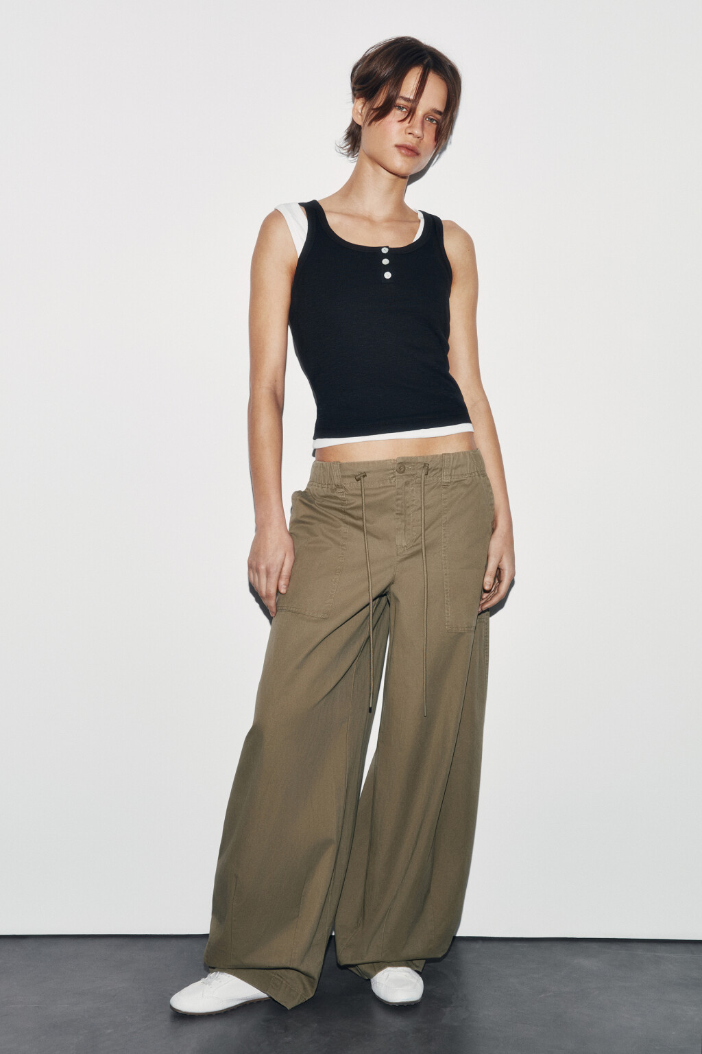 Майка-топ приталенная на пуговицах - цвет черный - 5