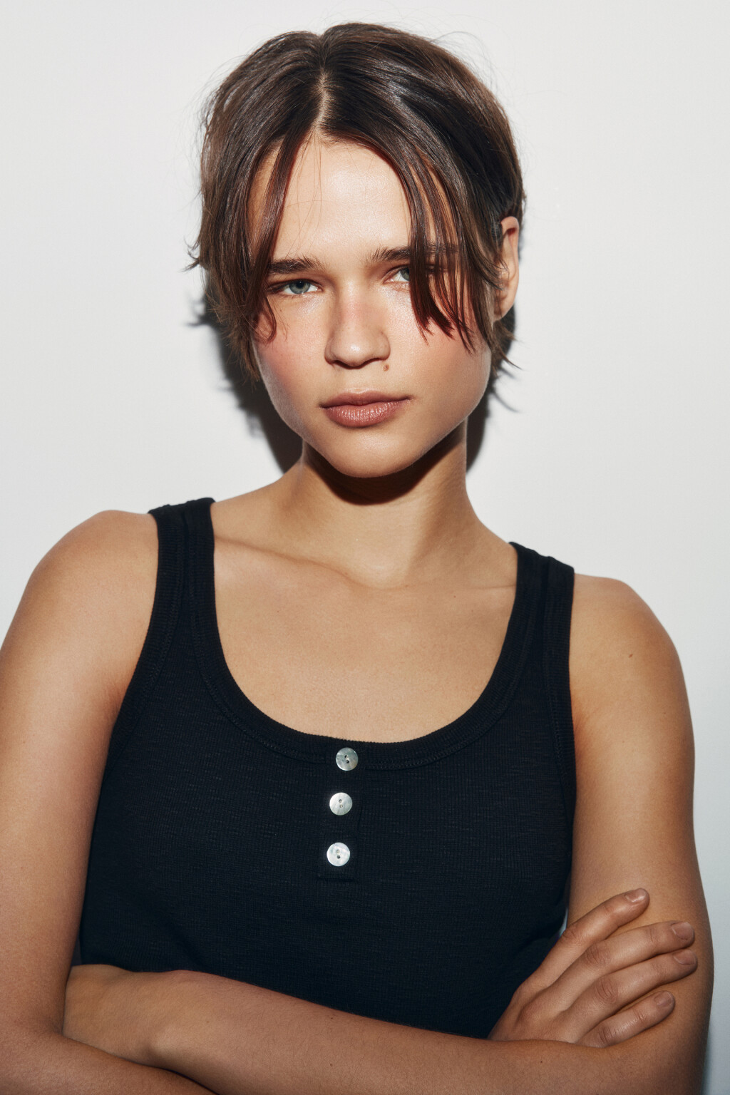 Майка-топ приталенная на пуговицах - цвет черный - 6