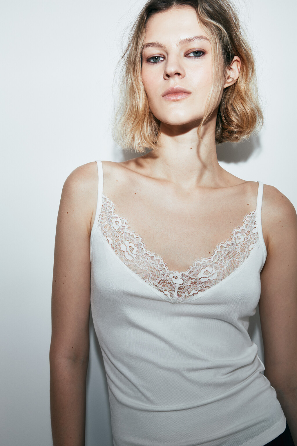 Майка-топ с кружевом и лиоцеллом - цвет белый - 5