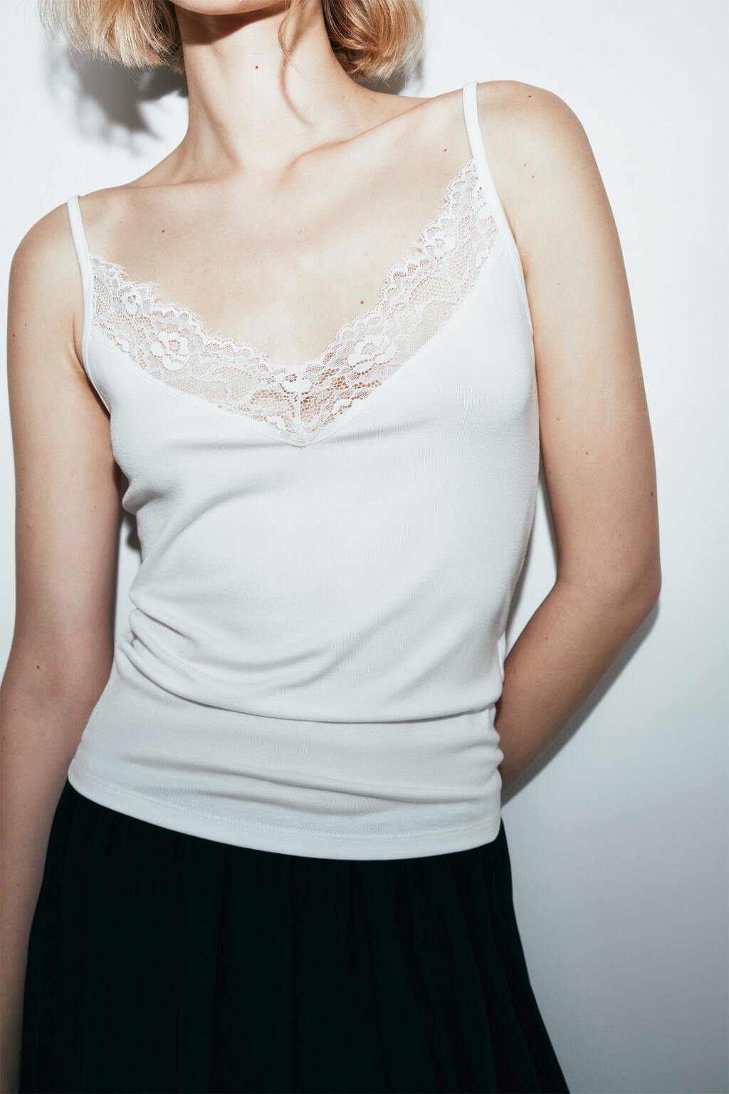 Майка-топ с кружевом и лиоцеллом - цвет белый - 6