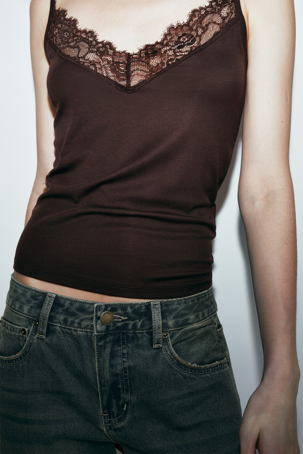 Майка-топ с кружевом и лиоцеллом - цвет коричневый - 7