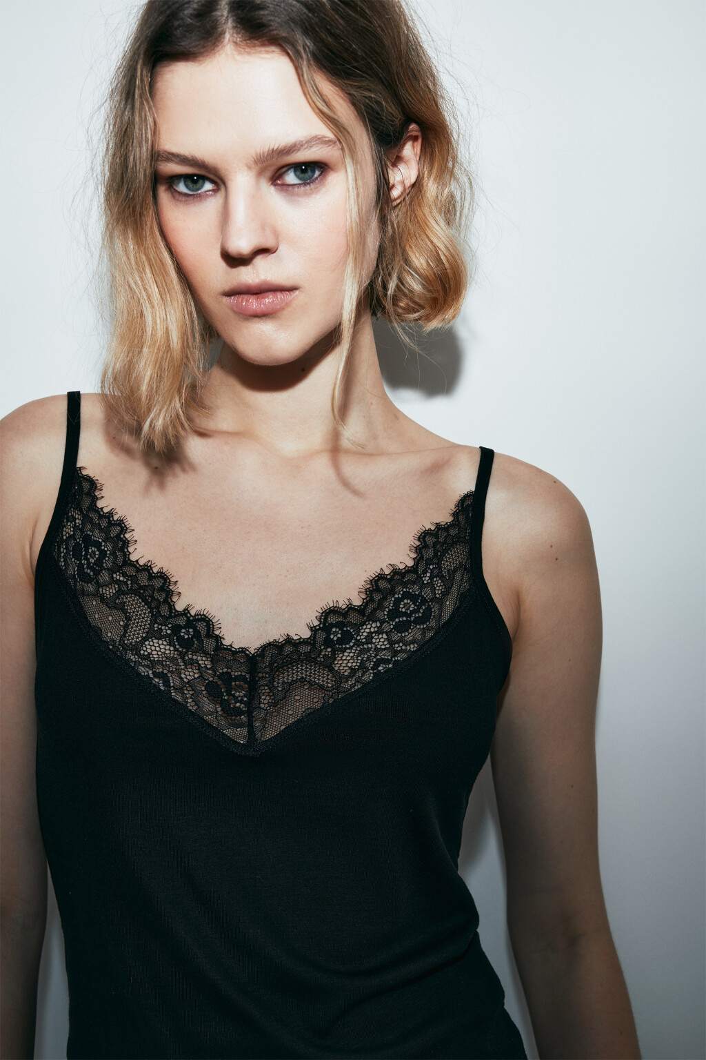 Майка-топ с кружевом и лиоцеллом - цвет черный - 1