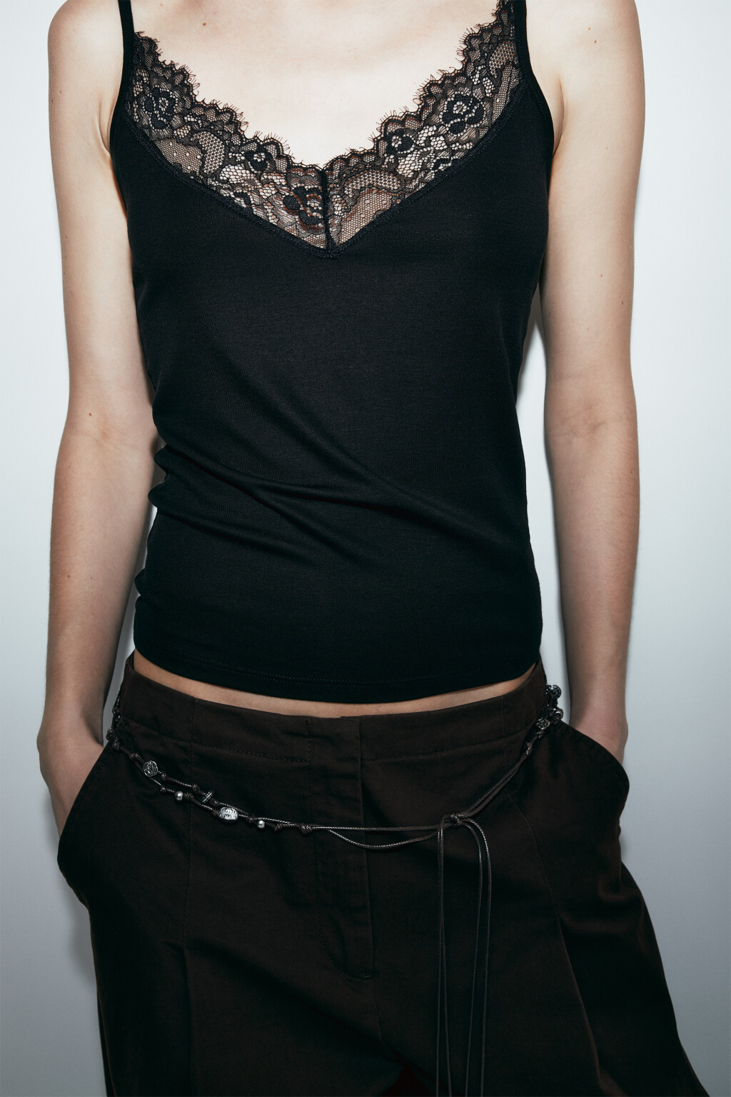 Майка-топ с кружевом и лиоцеллом - цвет черный - 6