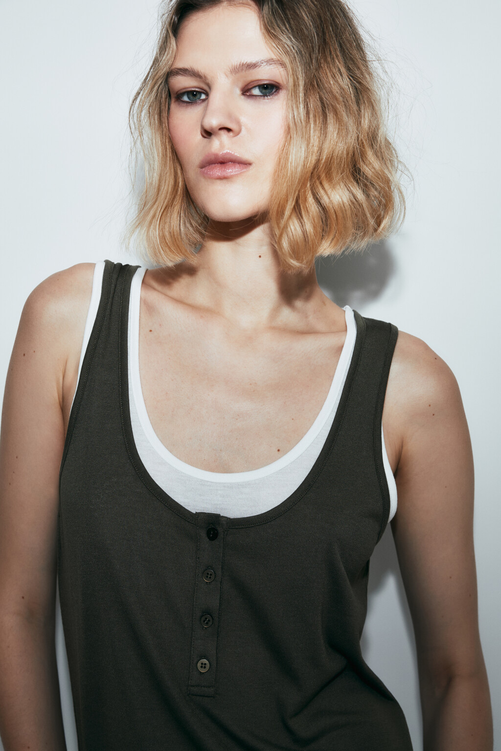 Майка-топ на пуговицах с имитацией второго слоя - цвет зеленый - 6