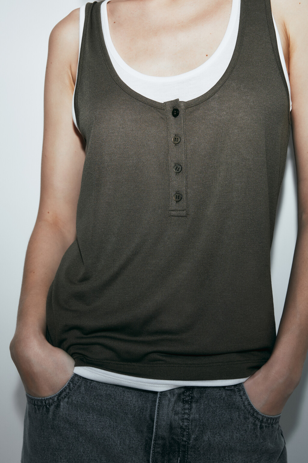 Майка-топ на пуговицах с имитацией второго слоя - цвет зеленый - 7