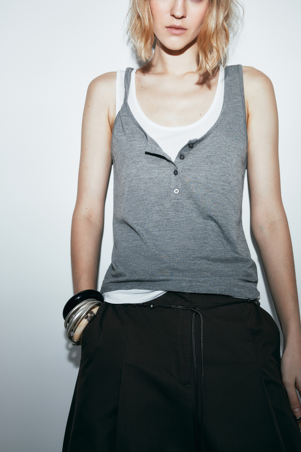 Майка-топ на пуговицах с имитацией второго слоя - цвет серый - 2