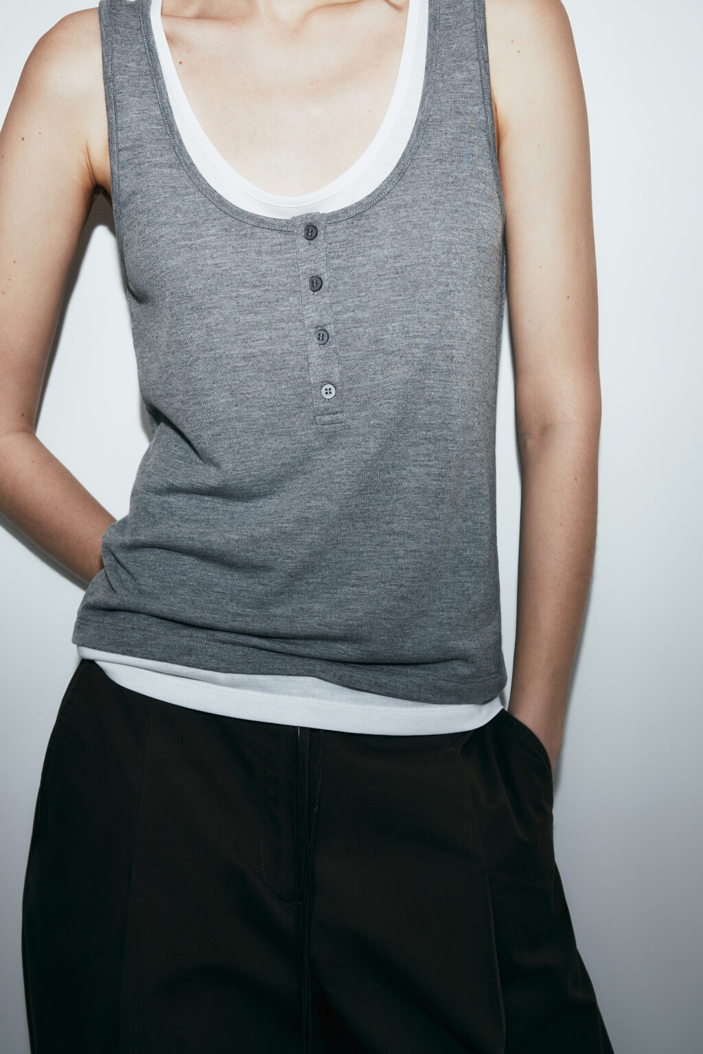 Майка-топ на пуговицах с имитацией второго слоя - цвет серый - 6